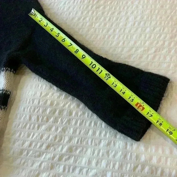 Victoria's Secret Wool Blend size Small pullover - Picture 5 of 9